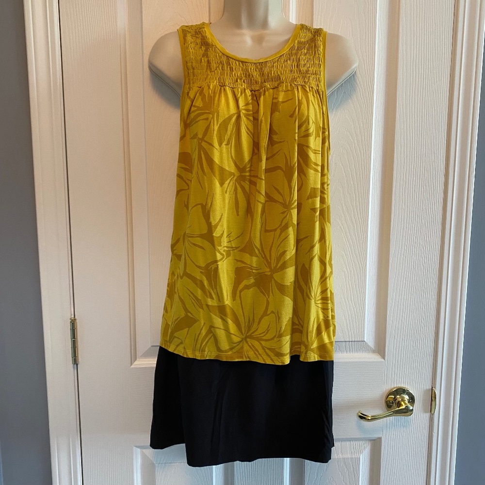 BUY 2 ITEMS & GET 1 FREE - Reitman’s Ruched Bodice tropical Gold Tank Sz L